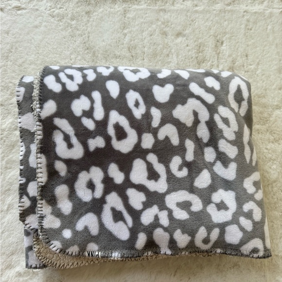 RARE VS Pink Snow Leopard Sherpa Blanket - Picture 6 of 7